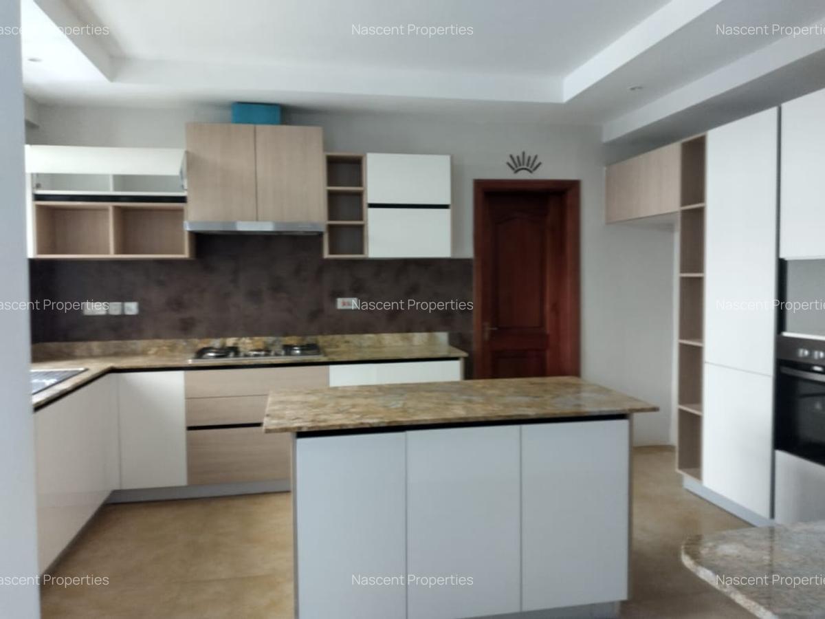 3 Bed Apartment with En Suite in Riverside - 5