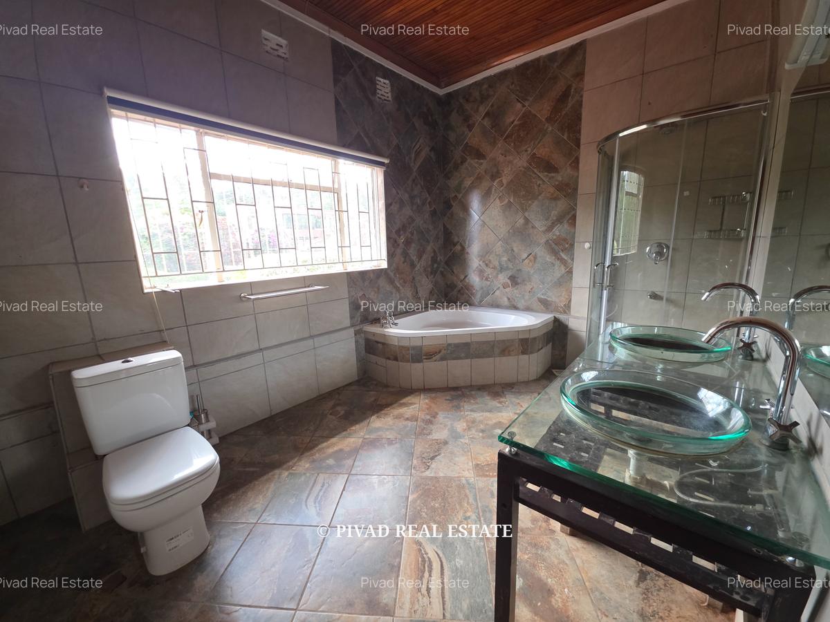 4 Bed House with Garden in Rosslyn - 19