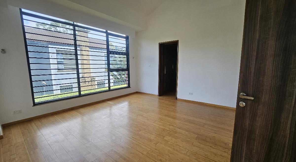 4 Bed House with En Suite in Garden Estate - 6