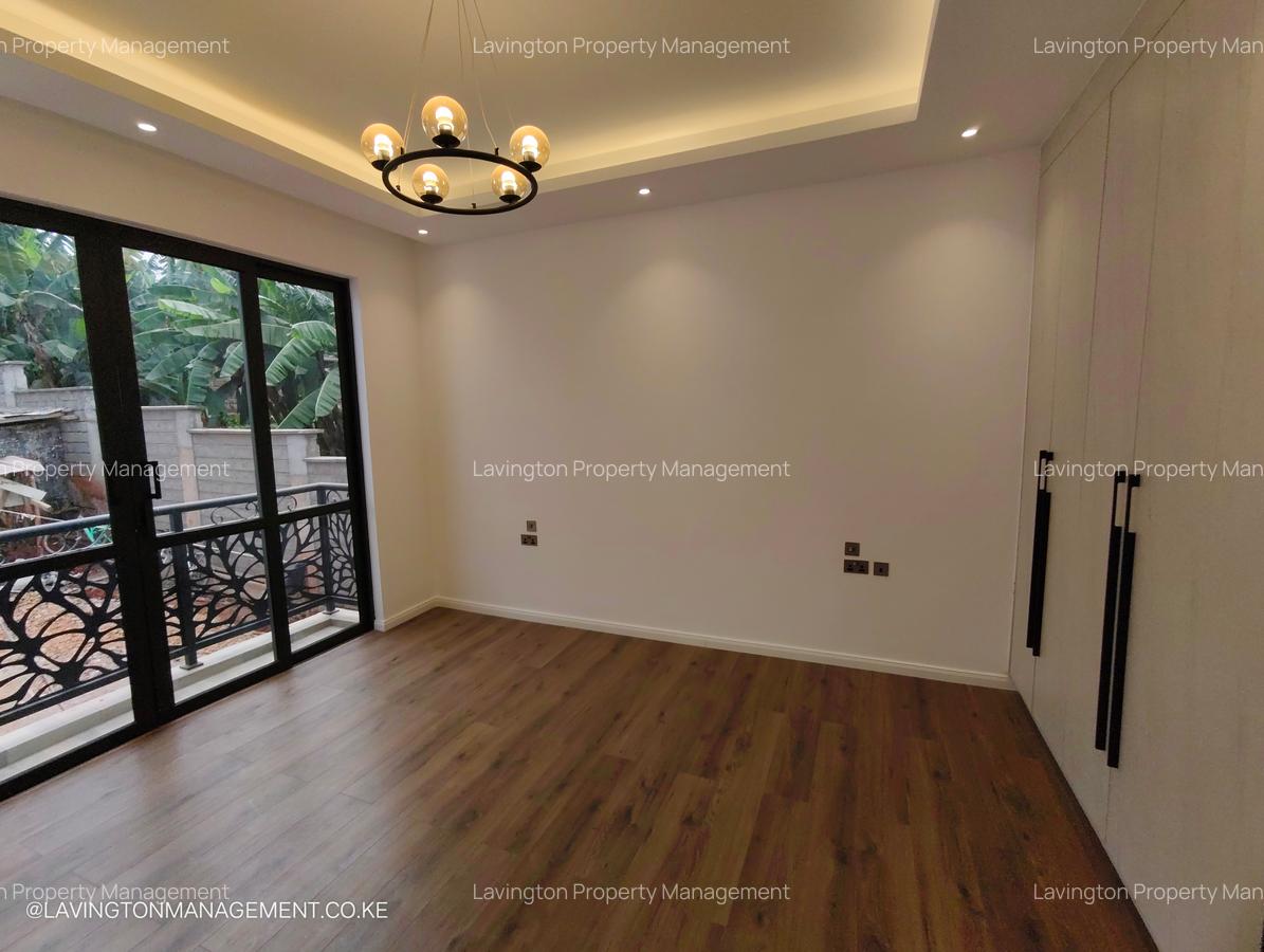 5 Bed House with En Suite at Lavington Green - 12