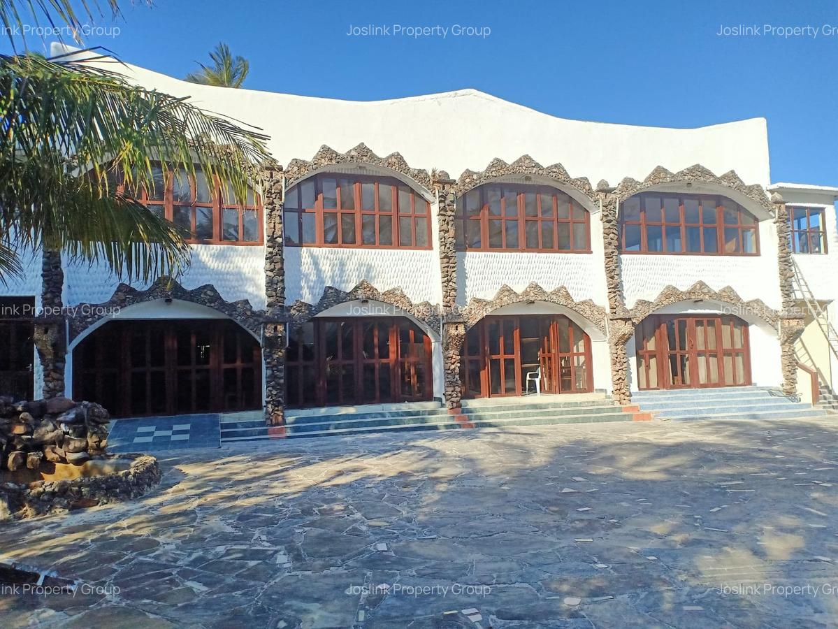 10 Bed Villa with En Suite at Central - 3