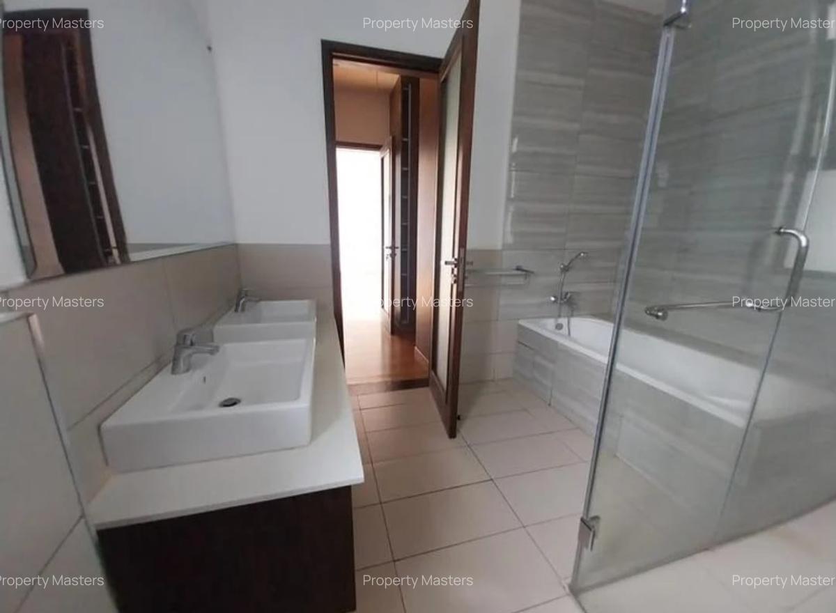 4 Bed House with En Suite at Garden Estate - 16