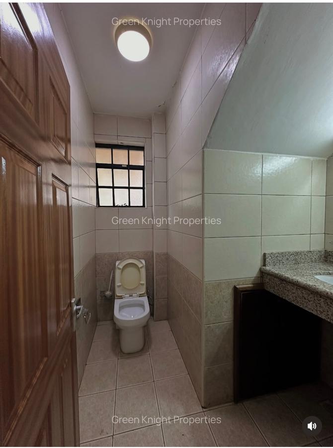 4 Bed House with En Suite in Lavington - 11