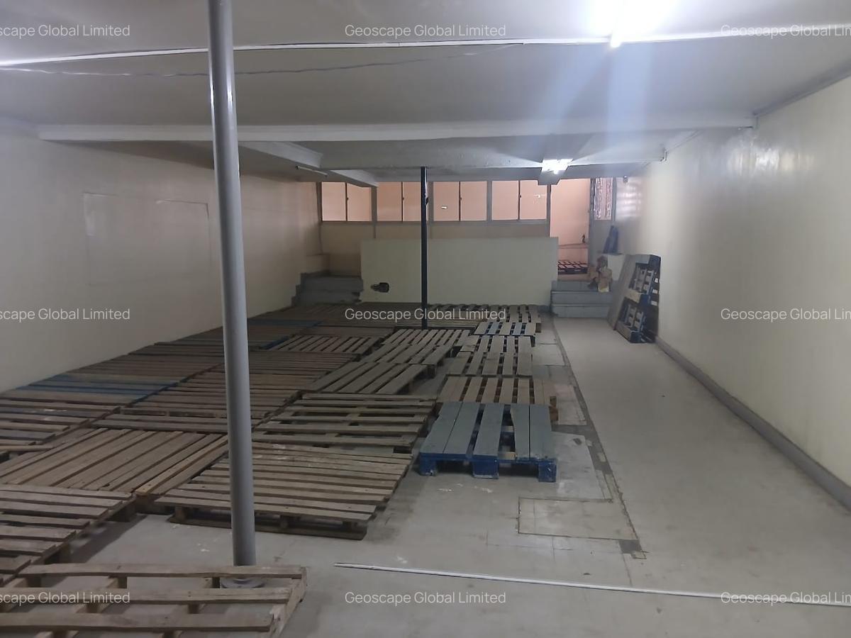 3,000 ft² Warehouse with Parking in Industrial Area - 7