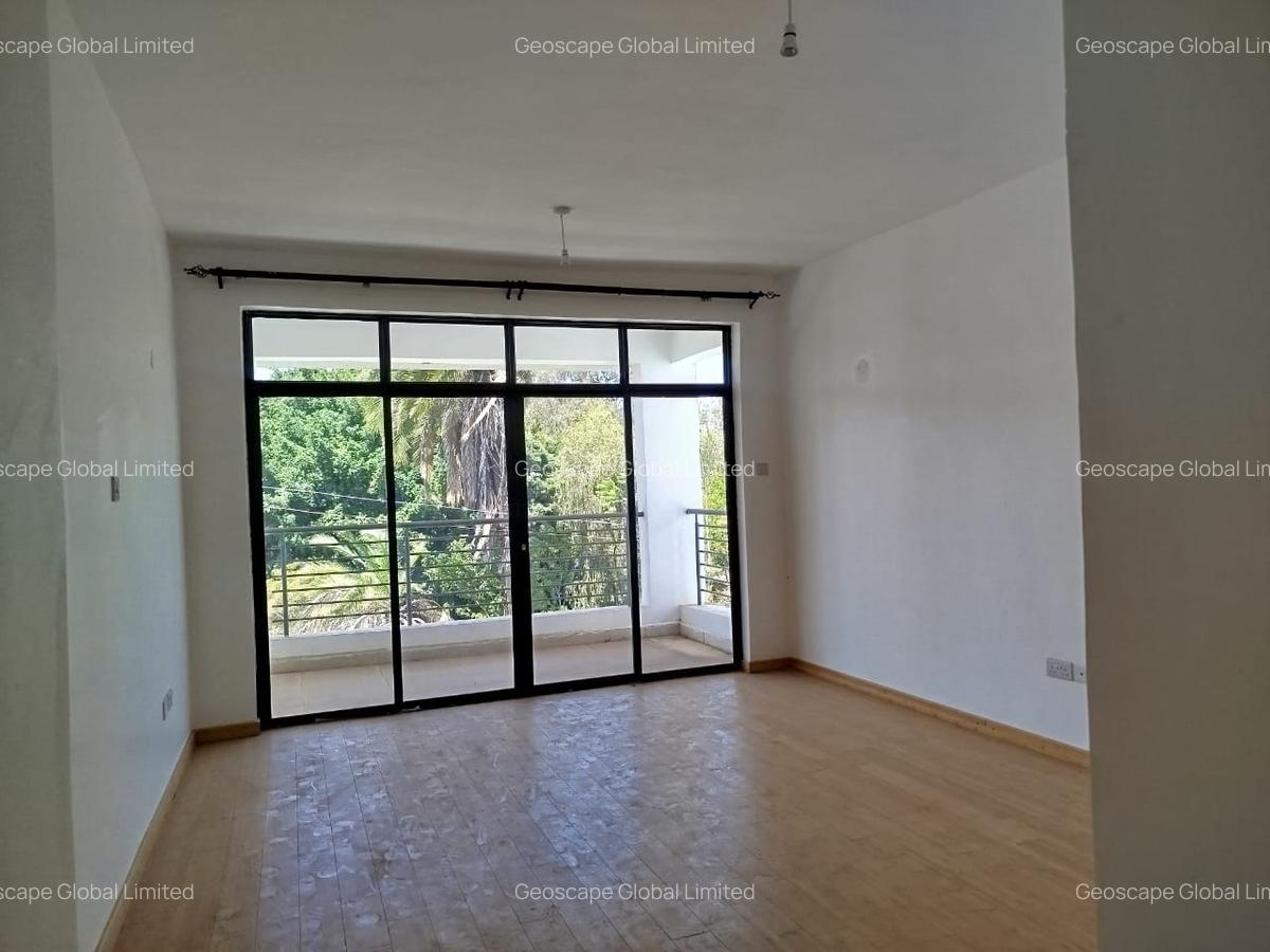 5 Bed House with En Suite in Lavington - 3