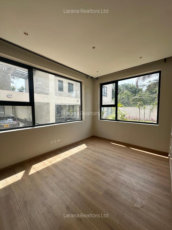 5 Bed Townhouse with En Suite at Manyani Cl - 5