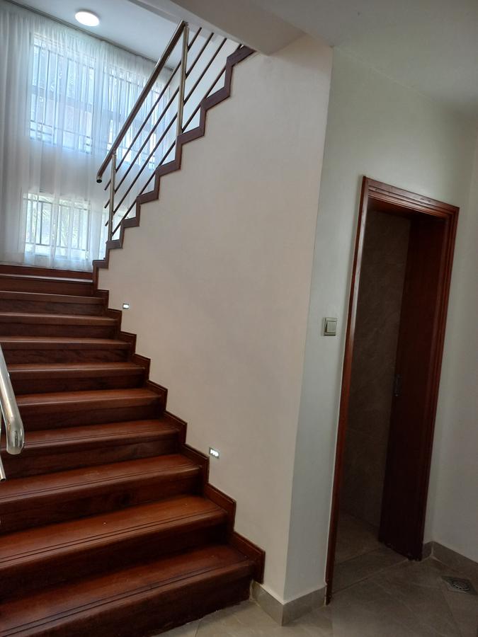 5 Bed Townhouse with En Suite in Lavington - 11