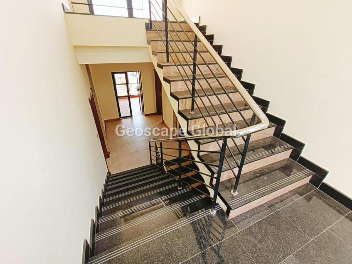 5 Bed Townhouse with En Suite in Lavington - 11