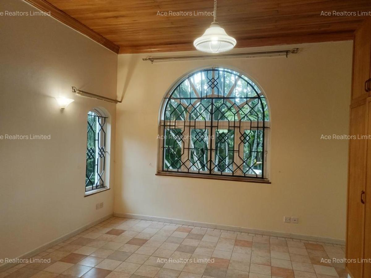 4 Bed House with En Suite at Hillview - 10