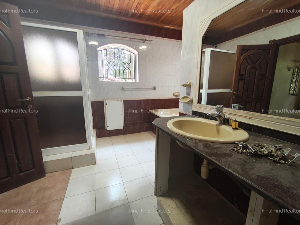 4 Bed House with Garden in Hill View - 12