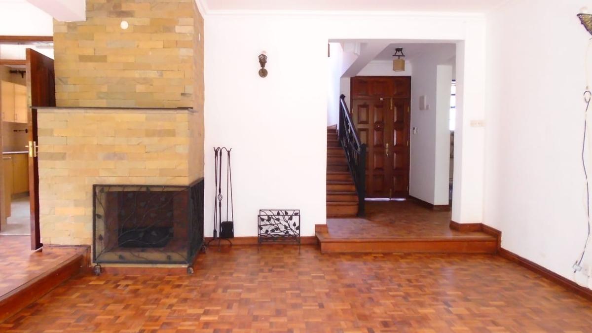 5 Bed Townhouse with En Suite in Lavington - 2