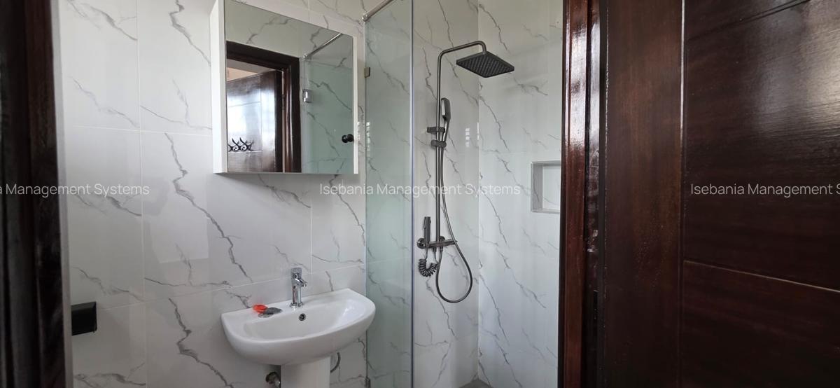 5 Bed House with En Suite at - 5