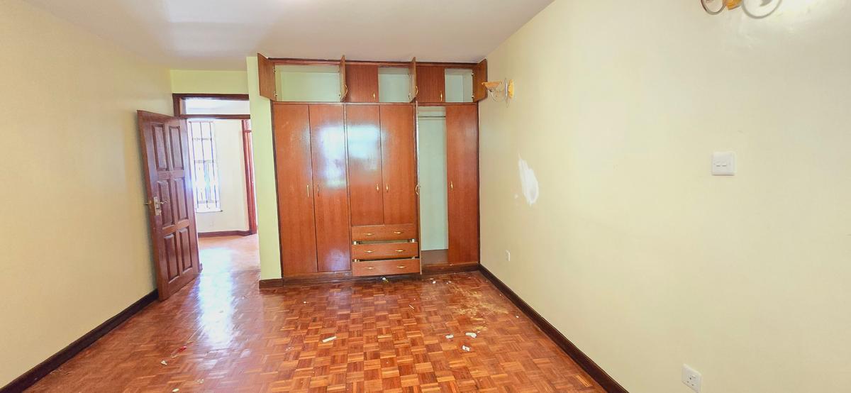 5 Bed Townhouse with En Suite at Lavington - 19