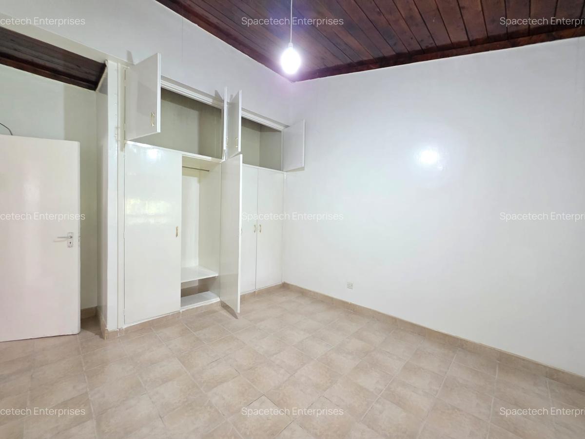4 Bed House with En Suite in Lavington - 16