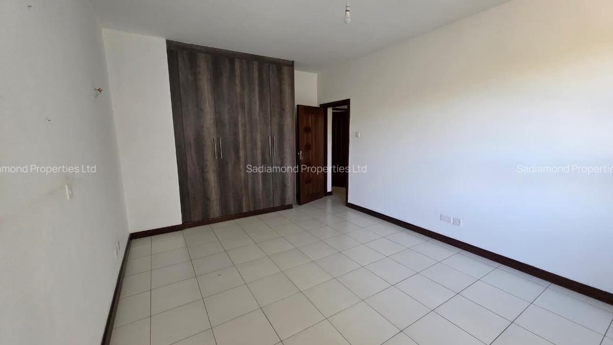 2 Bed Apartment with En Suite in Brookside - 7