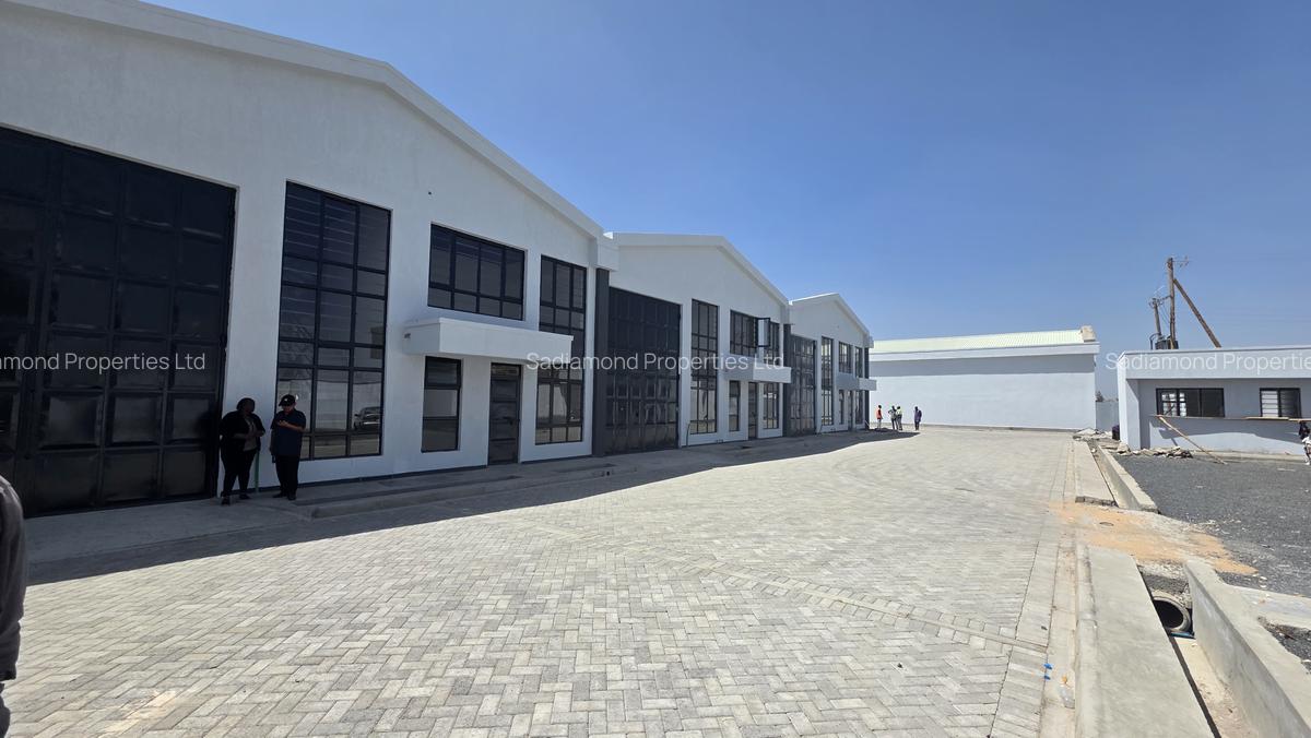Furnished 3,600 ft² Warehouse with Parking in Eastern ByPass - 3