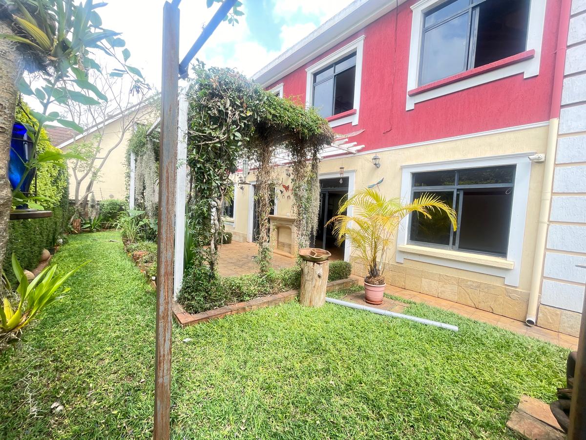 5 Bed Townhouse with En Suite in Lavington - 2