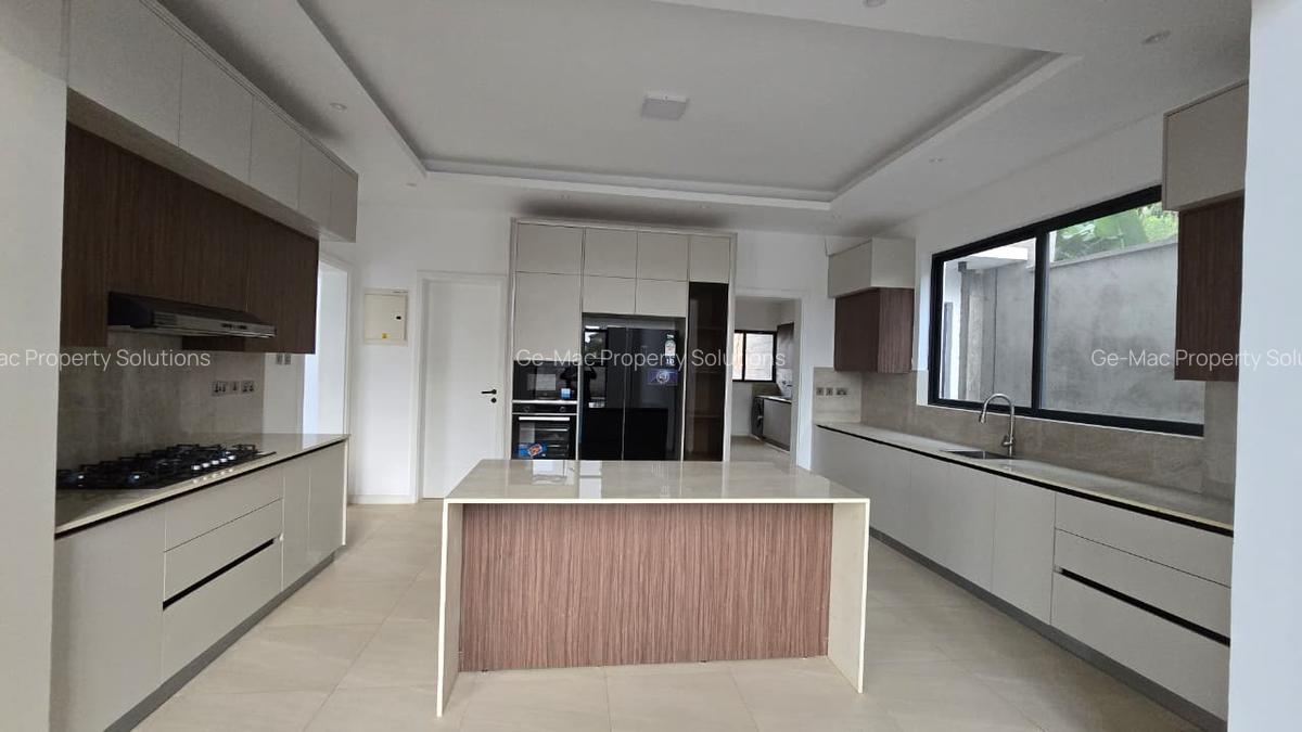 5 Bed House with En Suite in Lavington - 5