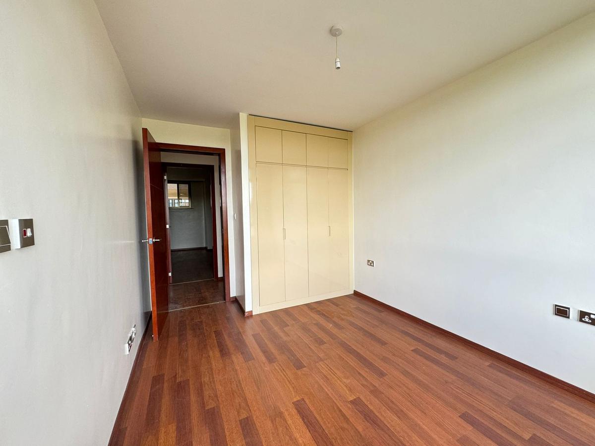 3 Bed Apartment with En Suite in Parklands - 19