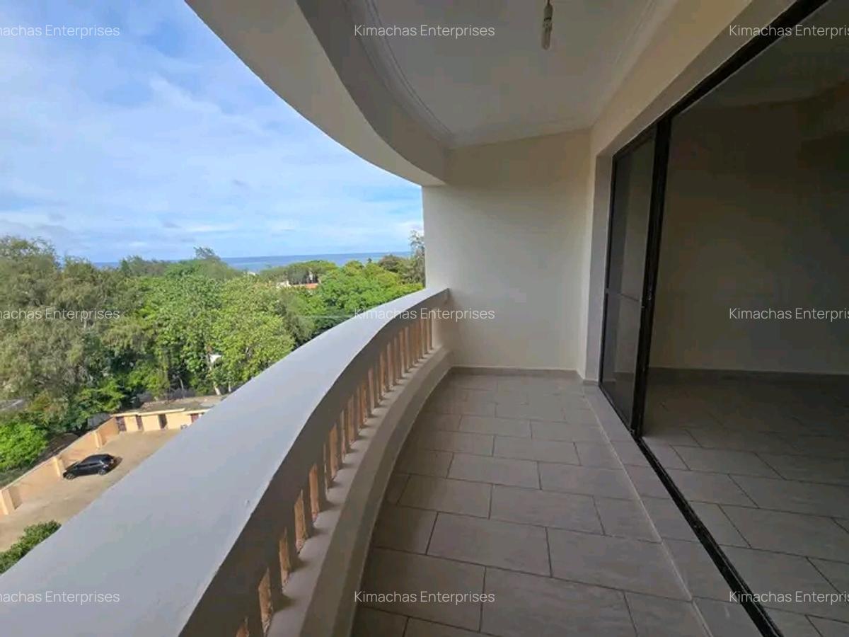 3 Bed Apartment with En Suite at Moyne Drive - 1