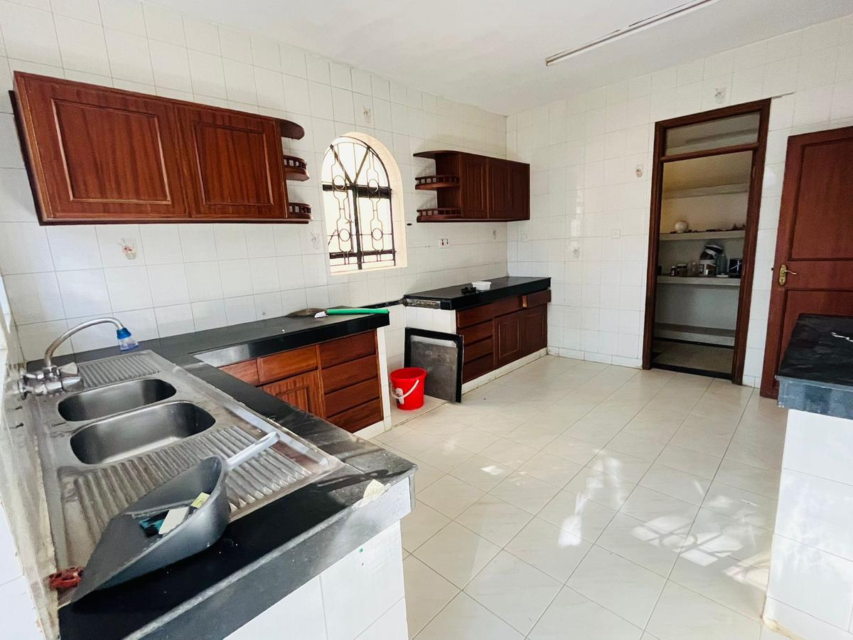 5 Bed Townhouse with En Suite at Westlands - 18