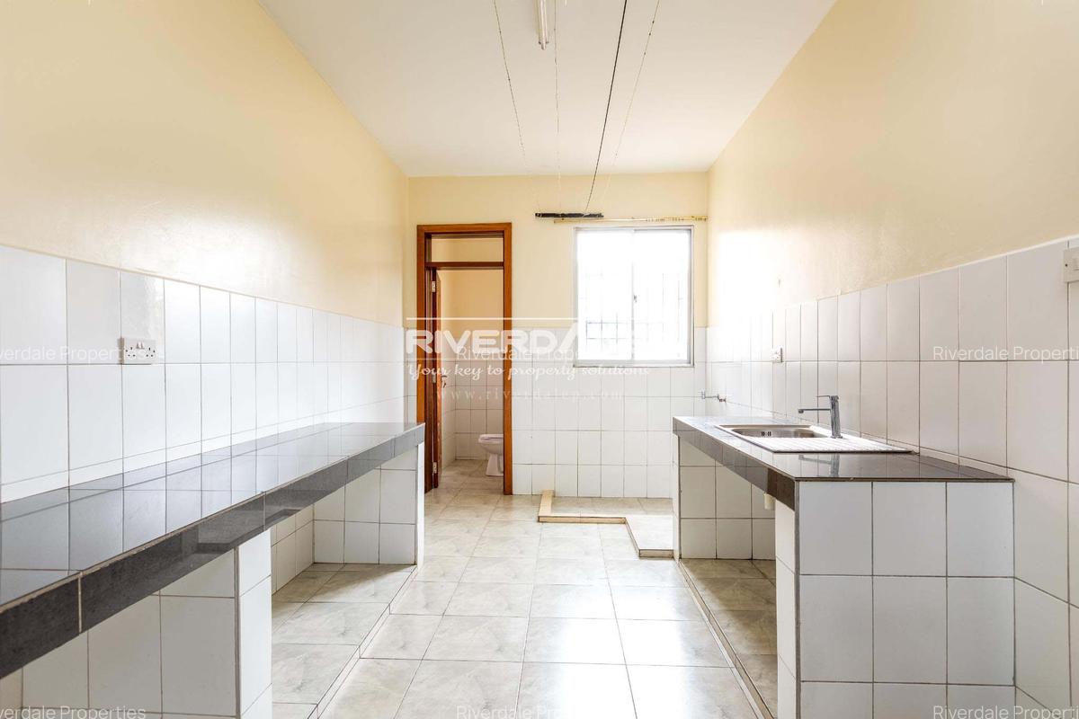 4 Bed Apartment with En Suite in Parklands - 4