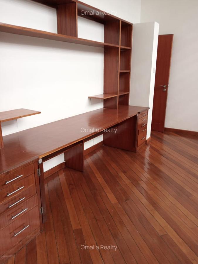 4 Bed House with En Suite in Lavington - 18