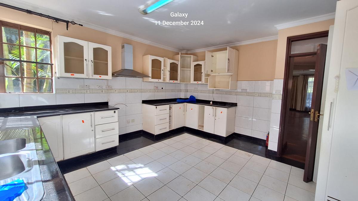 5 Bed Townhouse with En Suite at Lavington Green Area. - 6