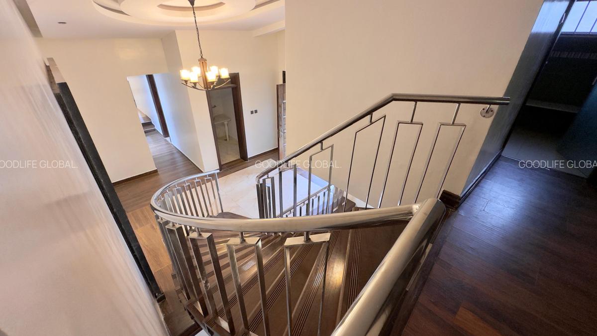 7 Bed House with En Suite at Kyuna - 11