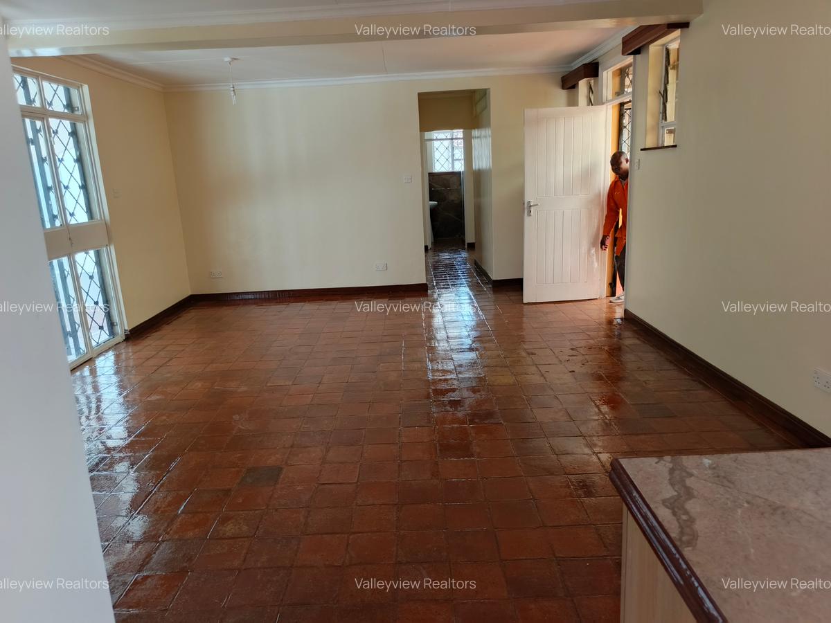 3 Bed Villa with En Suite at Lavington - 11