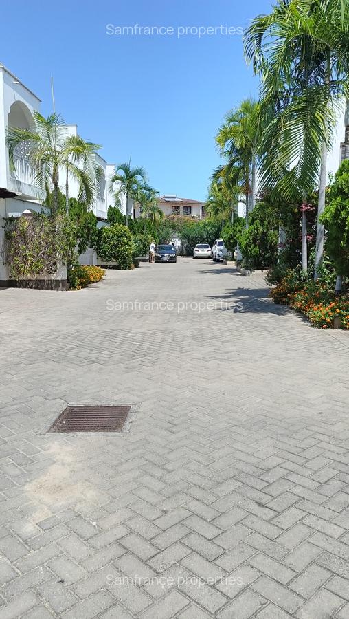 4 Bed Townhouse with En Suite at Greenwood Drive - 6