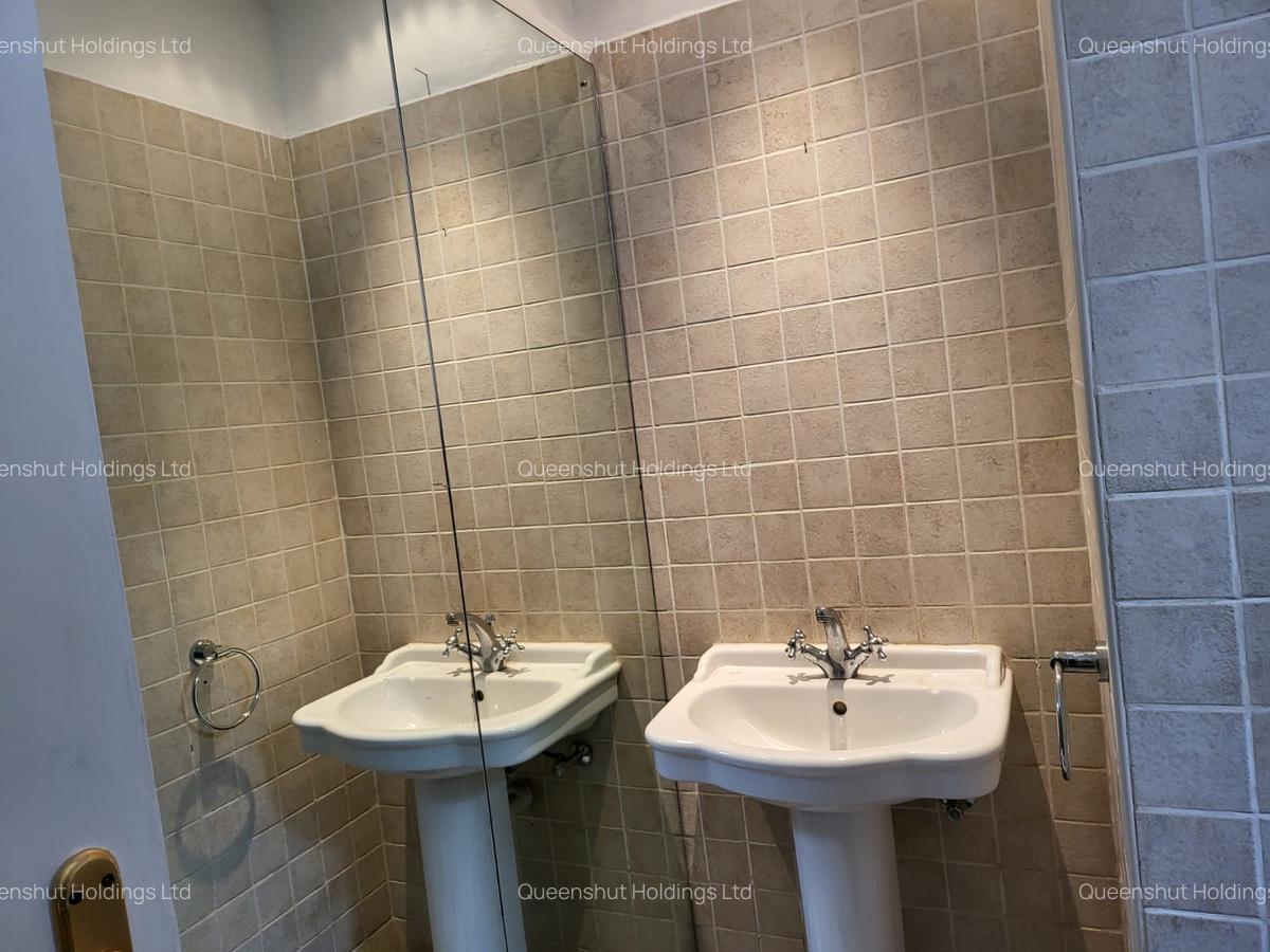 4 Bed Townhouse with En Suite in Gigiri - 6