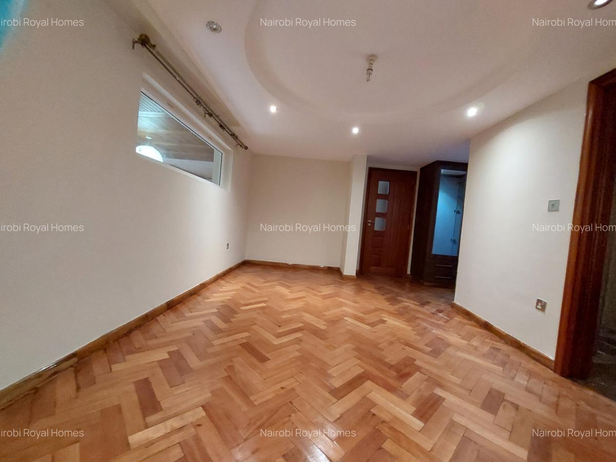 5 Bed Townhouse with En Suite at Lavington Convent Drive - 18