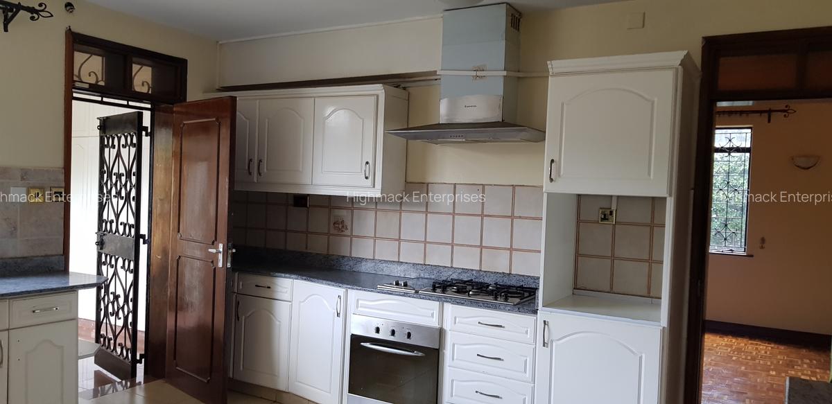 5 Bed House with En Suite at Garden Estate Road - 2