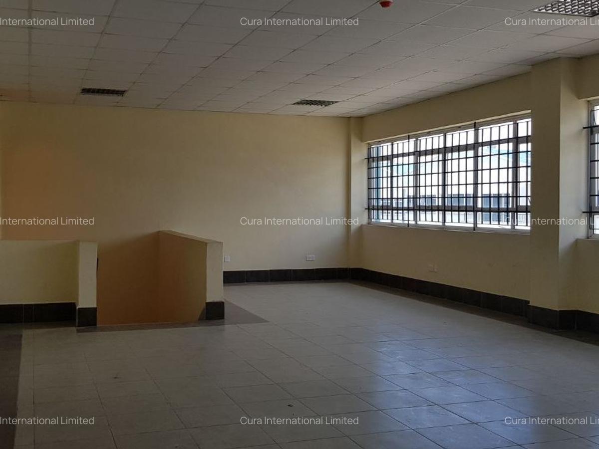 6,200 ft² Warehouse with Parking in Industrial Area - 2