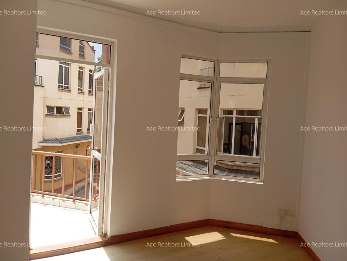 4,000 ft² Office with Service Charge Included at Riverside Drive - 12