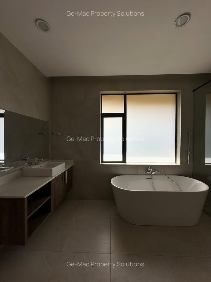 5 Bed House with En Suite in Lavington - 18