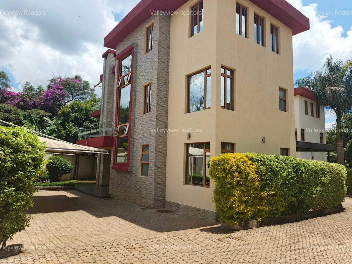 5 Bed Townhouse with En Suite at Lavington - 1