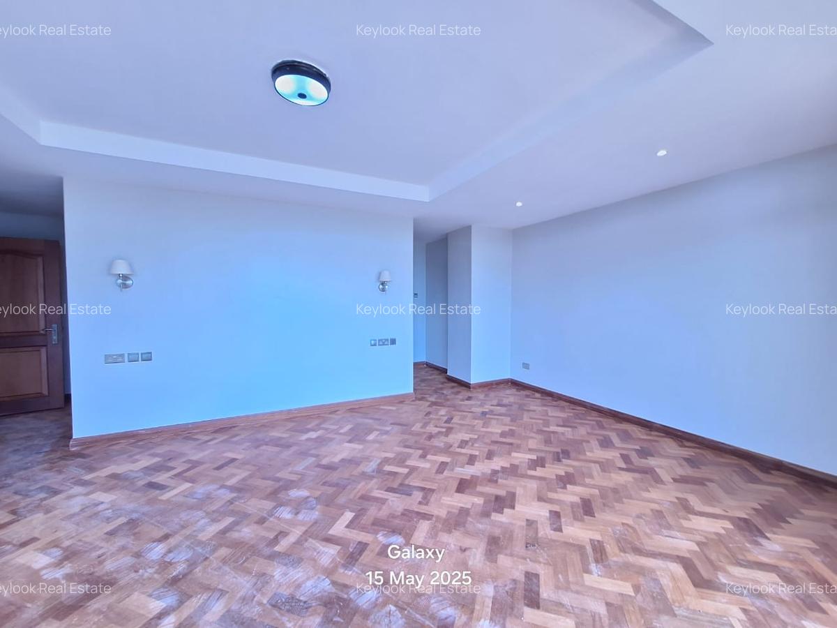 4 Bed Apartment with En Suite at Riverside Drive - 11