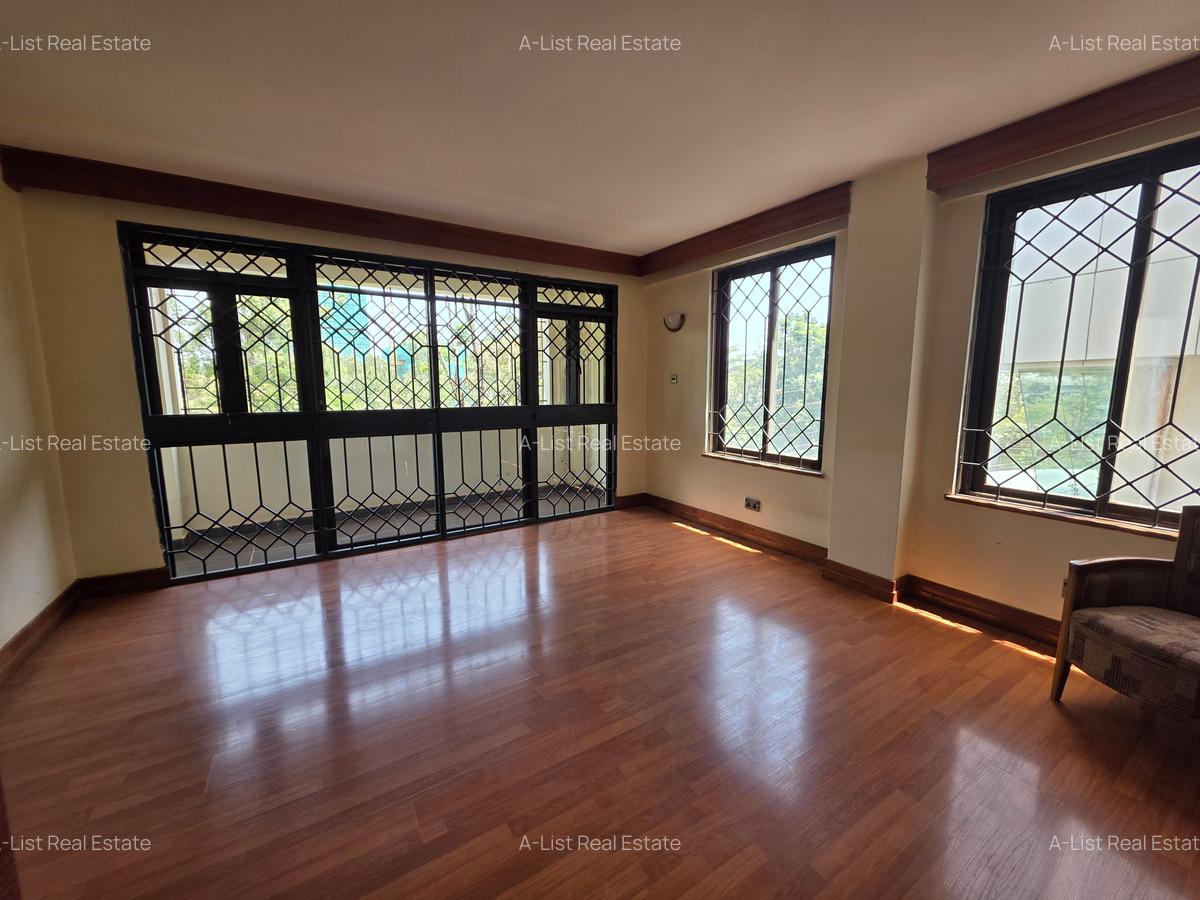 4 Bed Apartment with En Suite at Brookside Drive - 1