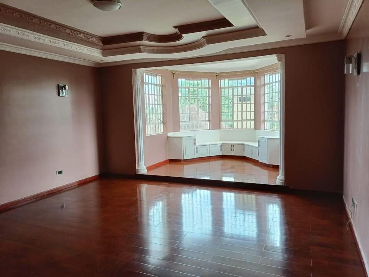 5 Bed Townhouse with En Suite at Lavington - 18