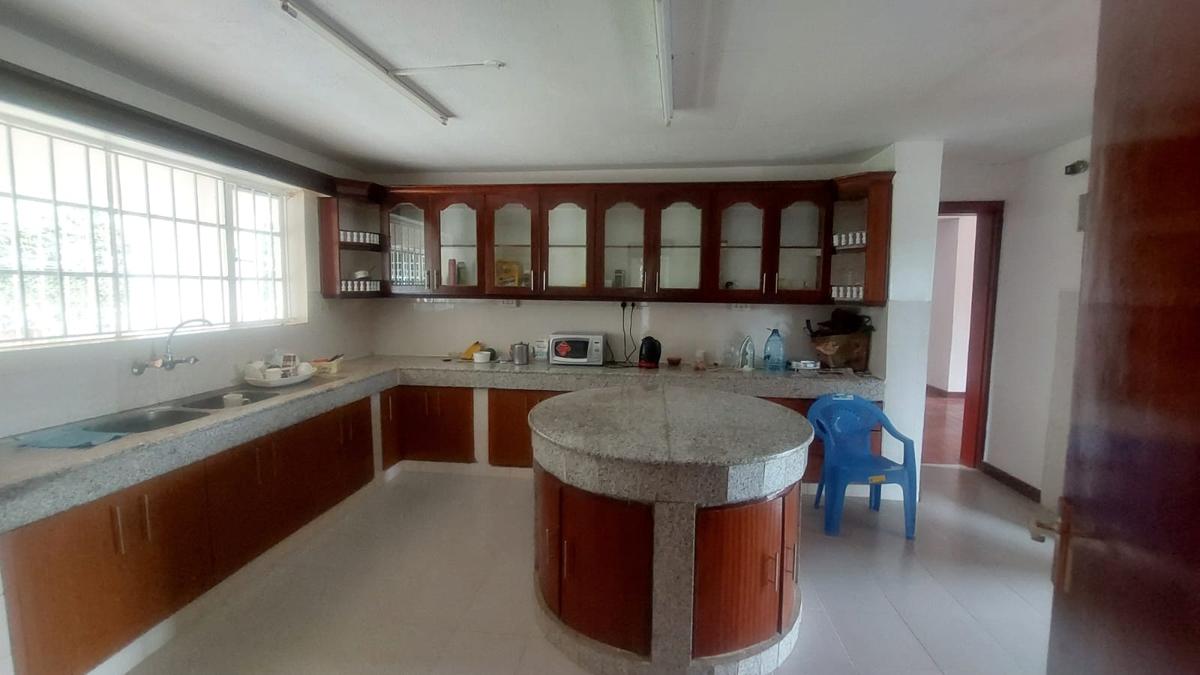 5 Bed House with En Suite at Runda - 10
