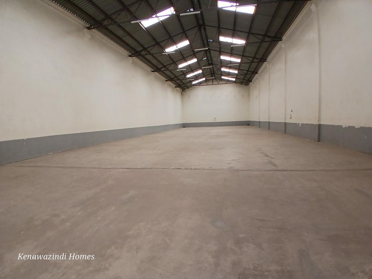 9,000 ft² Warehouse with Service Charge Included at Gateway Mall - 4