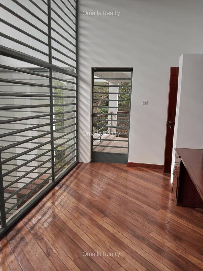 4 Bed House with En Suite in Lavington - 15