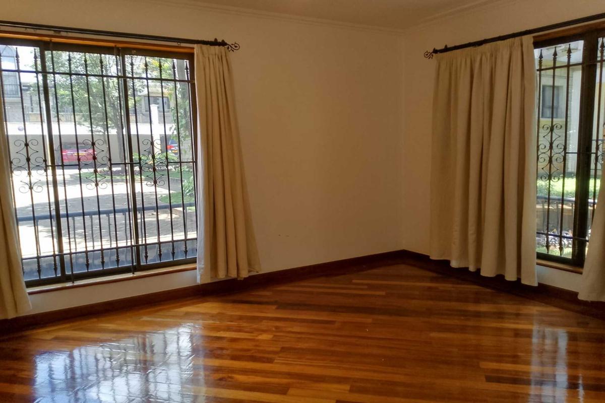 3 Bed Apartment with En Suite at Dennis Pritt Road - 10