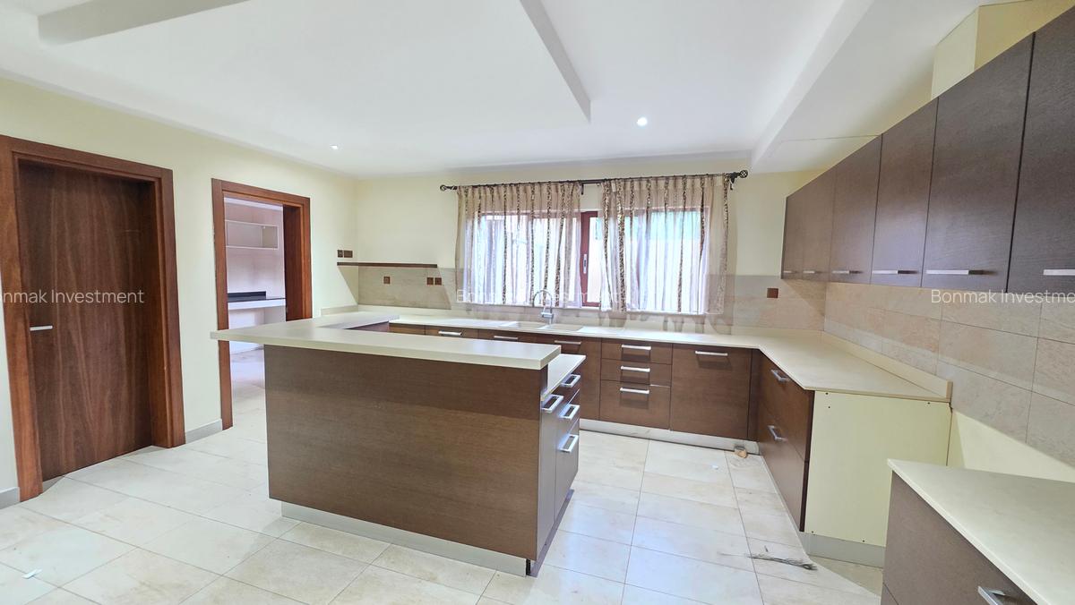 5 Bed Townhouse with En Suite at Lavington Green. - 10
