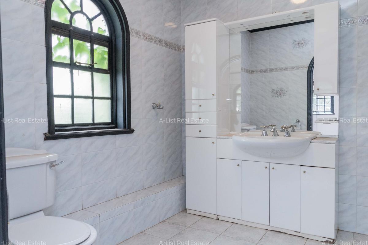 4 Bed Villa with En Suite at Riverside - 13