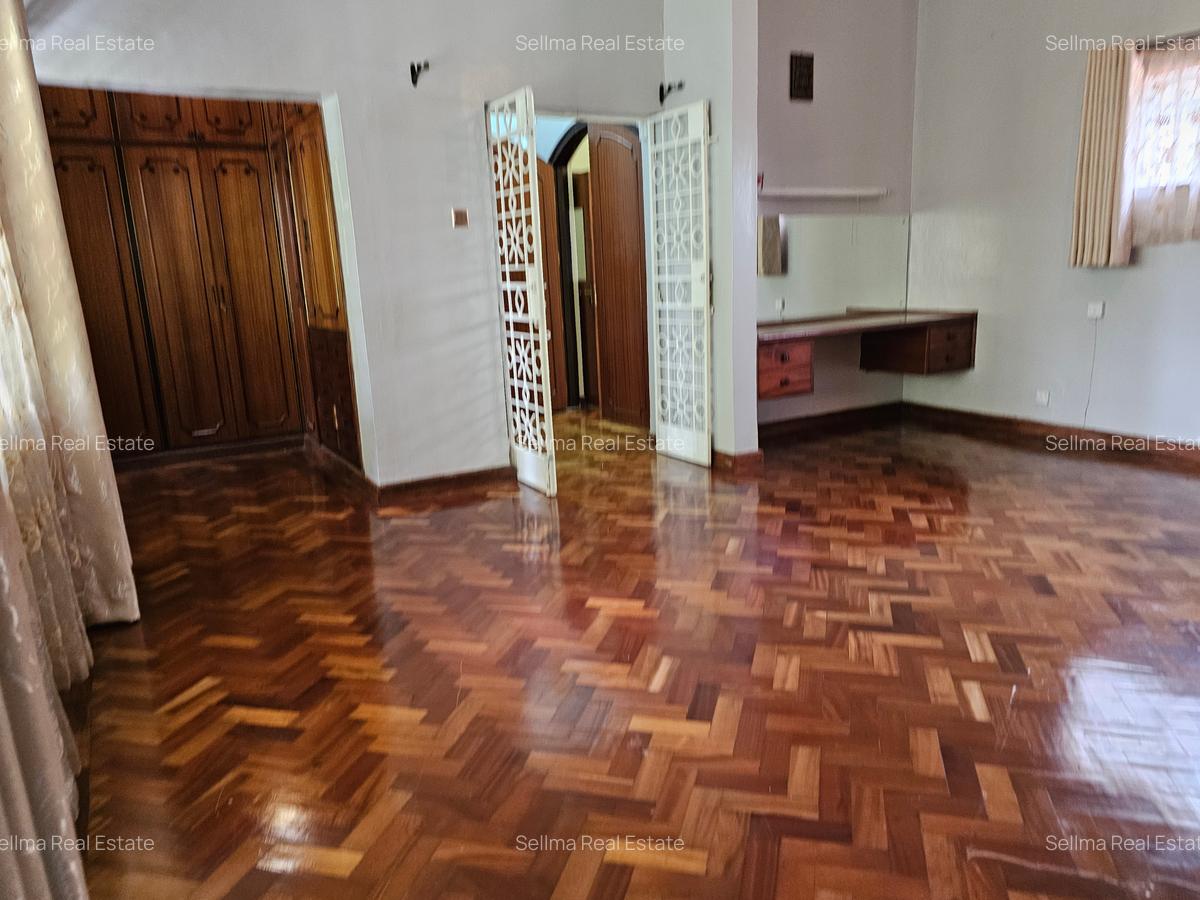 4 Bed House with En Suite at Redhill - 18