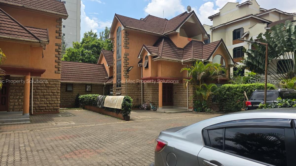 5 Bed House with En Suite in Lavington - 2