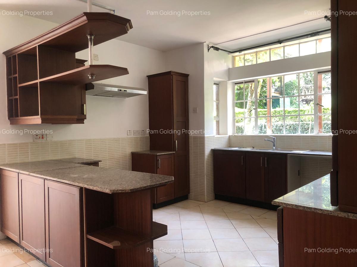 5 Bed House with En Suite in Rosslyn - 6